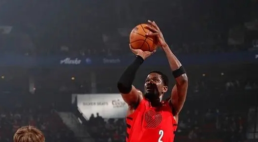 国王开拓者激战正酣，开拓者半场领先