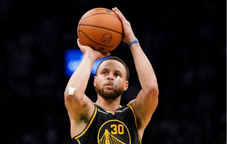 勇士雄鹿激战正酣，库里半场闪耀赛场