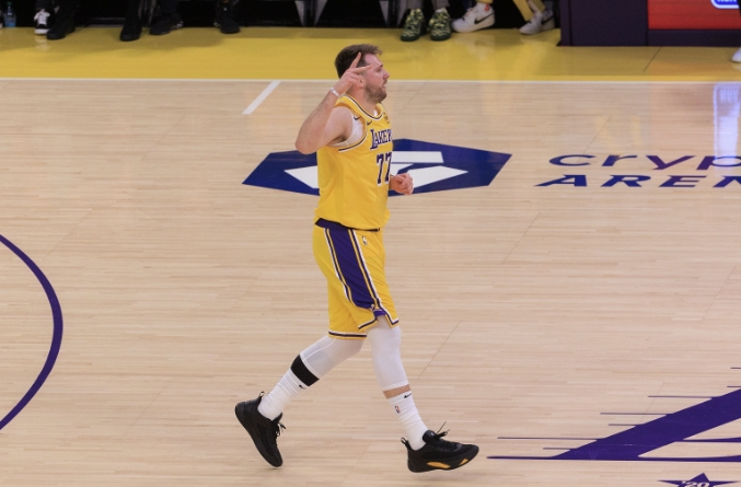 湖人负于爵士，克内克特首秀与盛赞东契奇