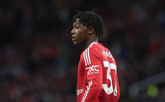 曼联中场折损！梅努伤缺热刺战，红魔排兵布阵遇难题