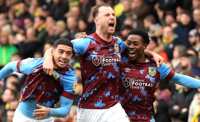 足球赛场阴霾：汉尼拔遭遇种族歧视，伯恩利力挺