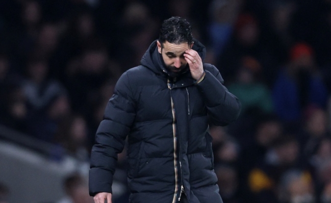 理查兹炮轰阿莫林：言论惹争议，曼联主帅面临压力