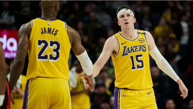 湖人客场胜开拓者，詹姆斯盛赞里夫斯