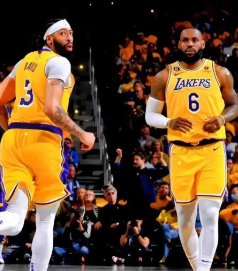 詹姆斯砍高分却失误频发 湖人险胜开拓者