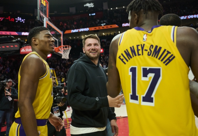 湖人小阵容发力 半场领先掘金