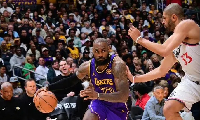 湖人主场获胜，詹姆斯逼近千胜里程碑