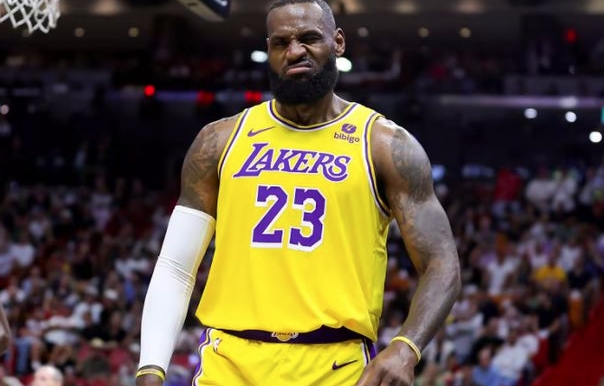 詹姆斯吐槽赛程引争议，名嘴批评引发热议