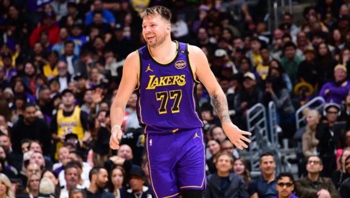 湖人险胜快船 同城德比激情落幕