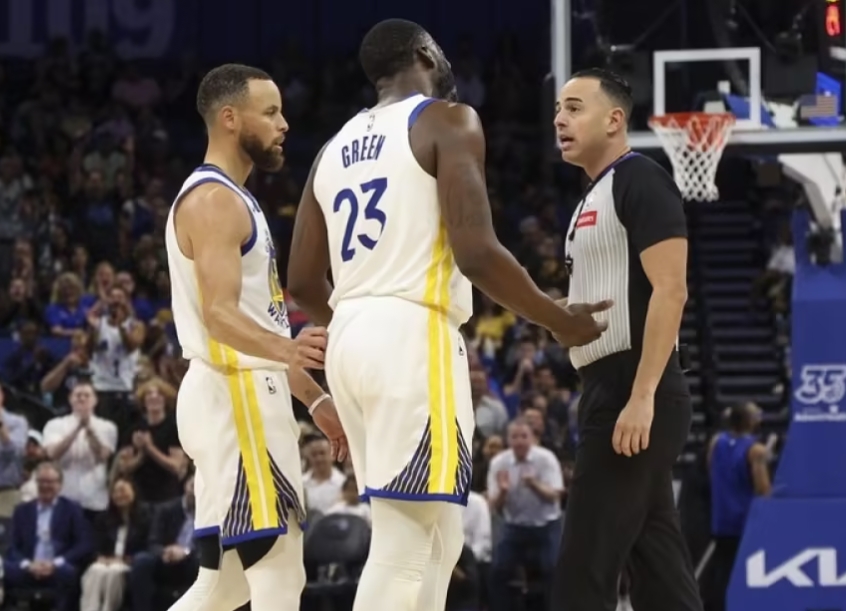 库里爆发，书写 NBA 传奇新章