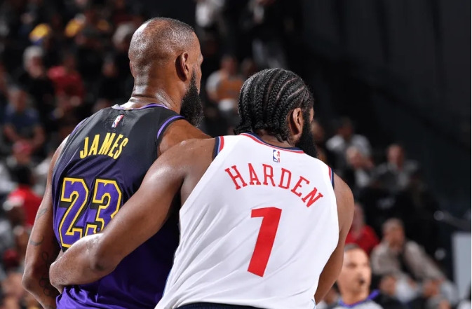 湖人险胜快船，詹姆斯对决哈登再添胜绩