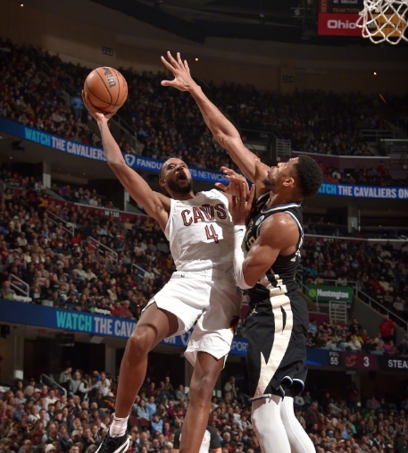 骑士客胜雄鹿，豪取 14 连胜