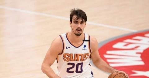 萨里奇双重轨迹：NBA勇士内线新动向与青岛海牛中场核心续约