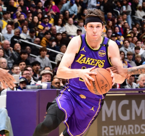 东契奇单核闪耀，湖人半场困境求生机