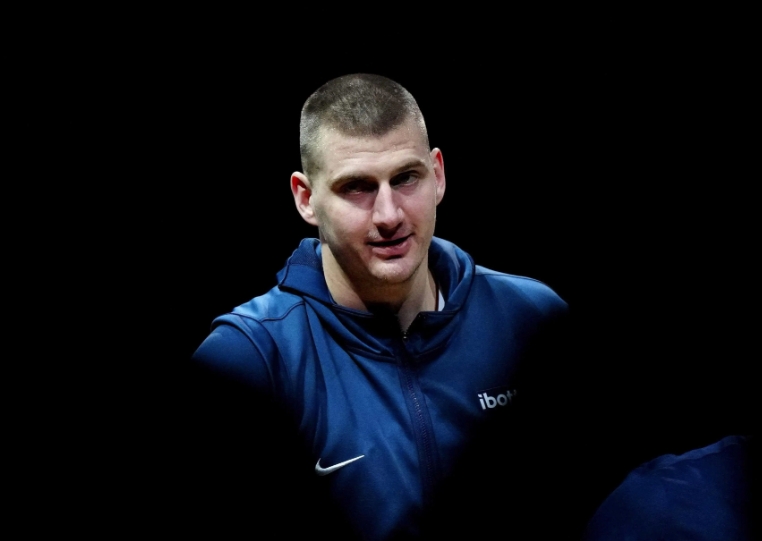 湖人背靠背战掘金，困境中求生机