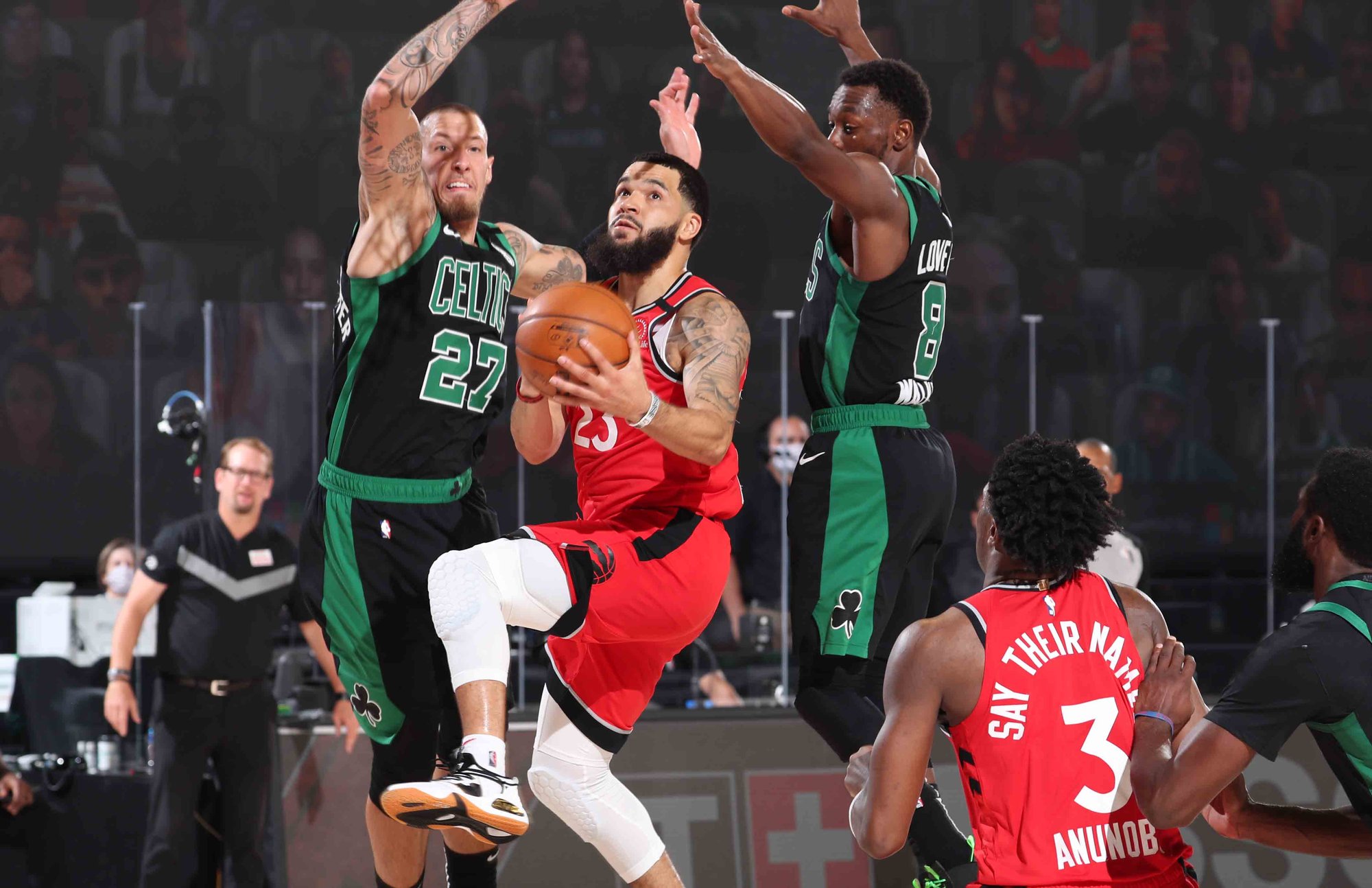明日NBA焦點戰：多倫多猛龍迎戰圣安東尼奧馬刺，誰將主宰賽場風云？