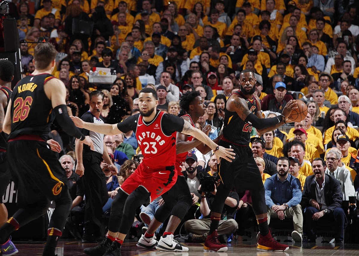 明日NBA焦点战：多伦多猛龙对决圣安东尼奥马刺，谁能主宰赛场风云？