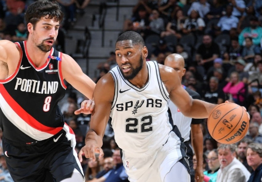 巴恩斯压哨一剑封喉，马刺逆袭掀翻勇士