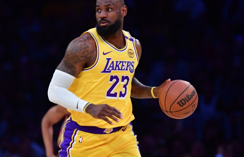 詹姆斯盛赞爱德华兹：英雄相惜，明日之战备受瞩目