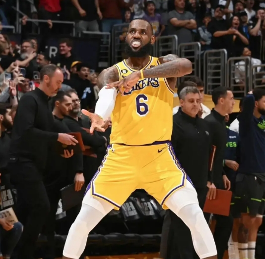 詹姆斯：握手动作中的球队化学反应密码