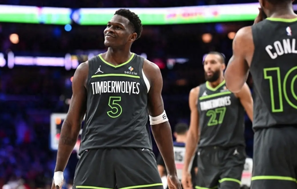 爱德华兹大杀四方，湖人陷入困境