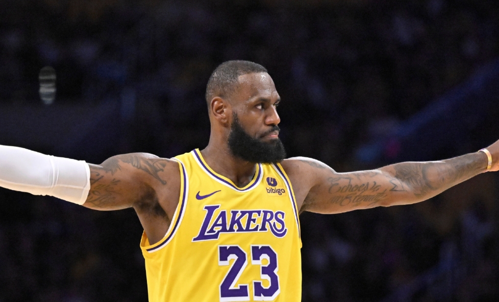 詹姆斯飞扣难救主，湖人助攻短板凸显