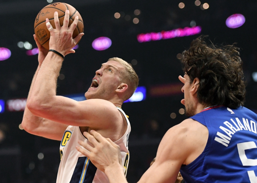 默里强投三分，掘金首节初露锋芒