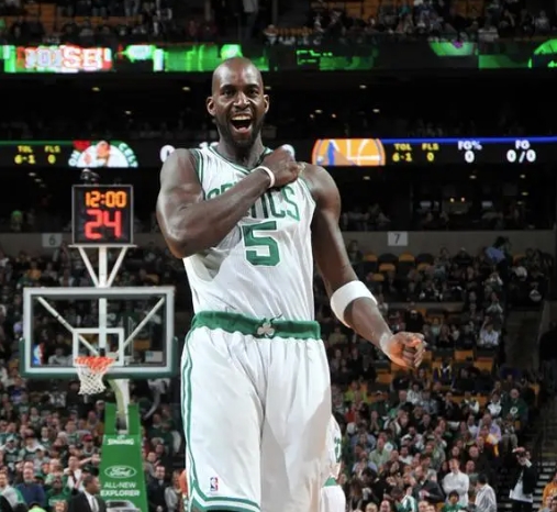 加内特力挺，森林狼末节大比分领先湖人