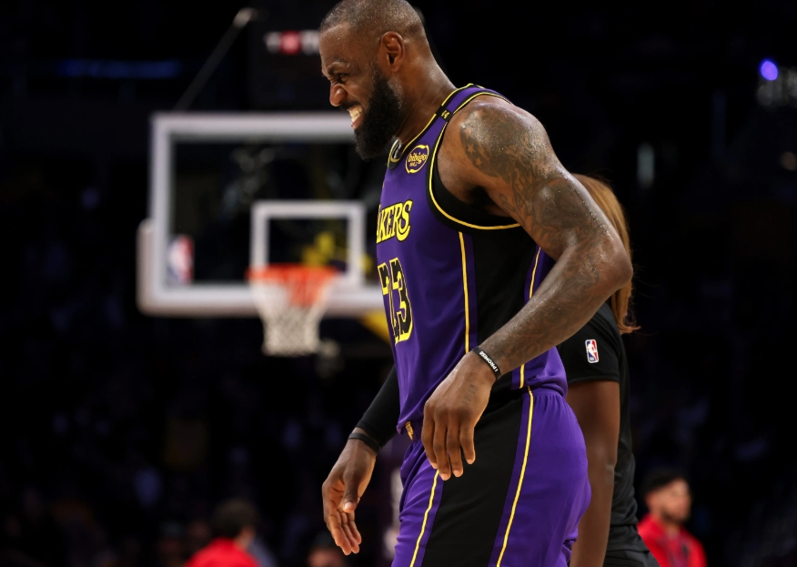 湖人主场折戟，詹姆斯末节无奈抗争