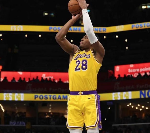 新人登场，湖人季后赛首战受挫