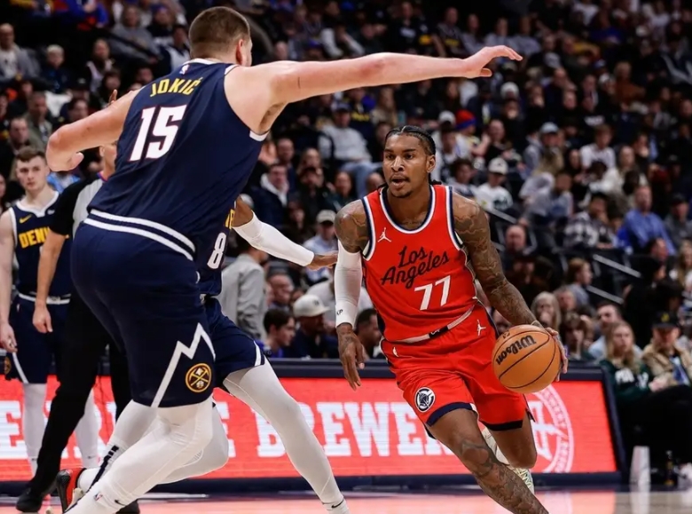 祖巴茨闪耀半场，快船 55-52 暂压掘金