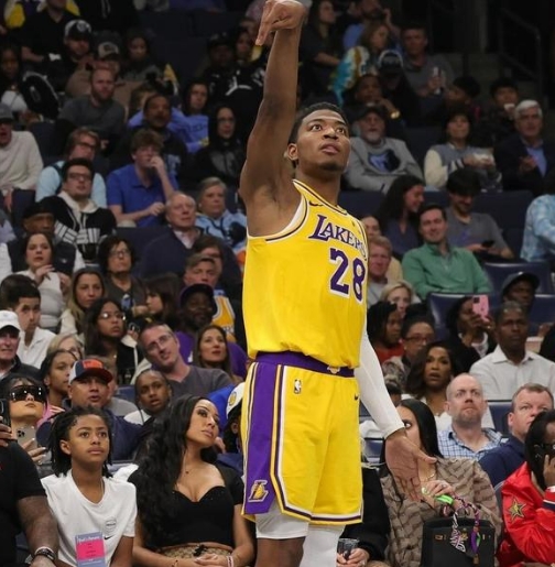 八村垒伤病无大碍戴面具出战，湖人盼其助力突破僵局