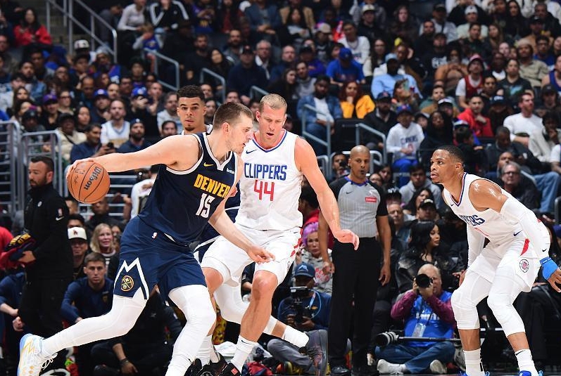 戈登开场发威，掘金首节抢占先机