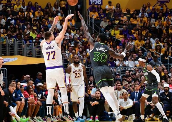 森林狼防守致胜，湖人失误埋下败笔