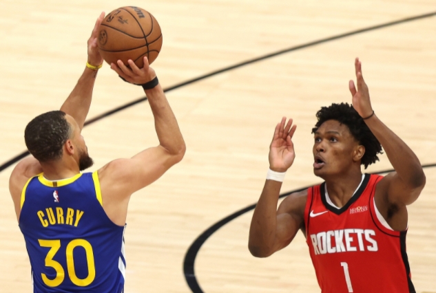 库里天神下凡 勇士稳握系列赛主动权