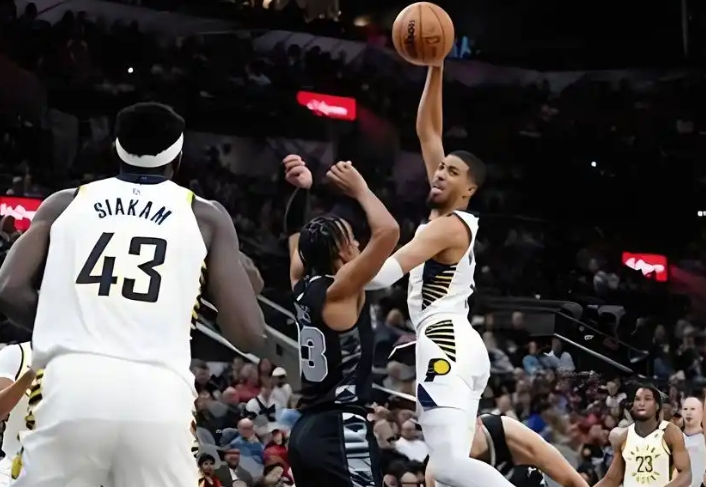 圣城马刺：银黑战袍下的二十年王朝史诗