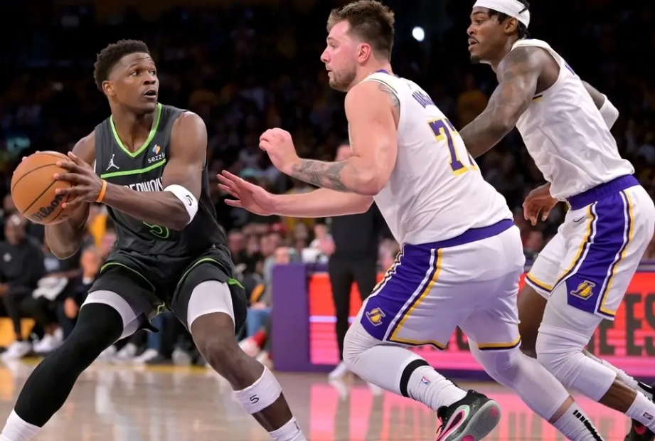 湖人惜败陷绝境，詹姆斯对争议判罚发声