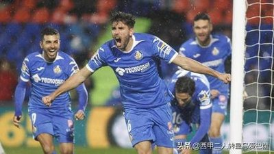 西甲争议红牌：卡布雷拉手臂击打引发判罚争议，VAR介入后足协详解犯规细节