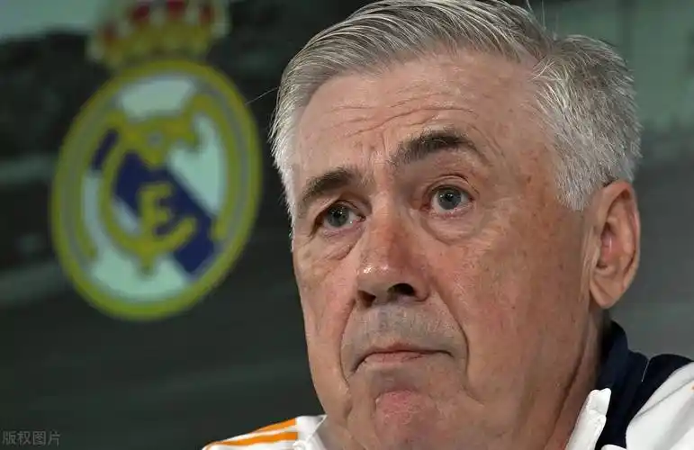 ​巴萨28冠王朝加冕 安切洛蒂告别夜皇马献礼式祝贺