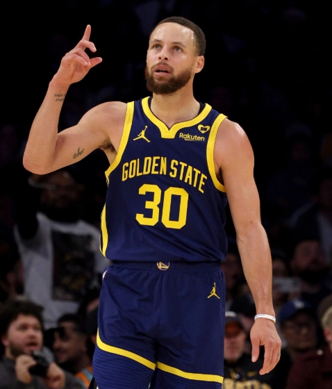 詹宁斯爆料：耐克拼写失误或致库里转投 UA