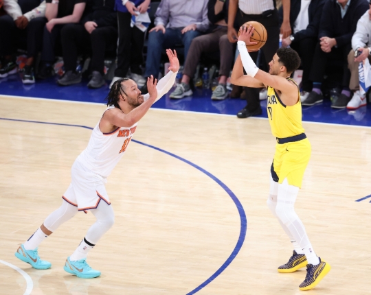 哈利伯顿谈与布伦森竞争：朋友亦对手，为总决赛名额全力以赴