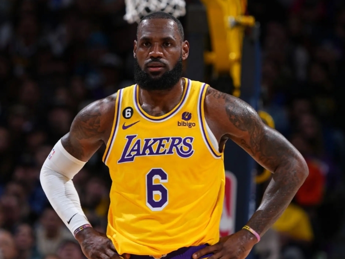 詹姆斯：左膝伤势恢复艰难 闲不住的我快憋疯