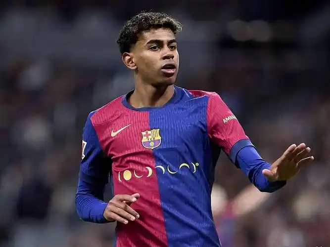 巴萨三冠王背后：17岁新星闪耀 防线短板亟待补强