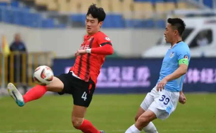 中甲赛场：球迷创意无限，助威道具成亮丽风景