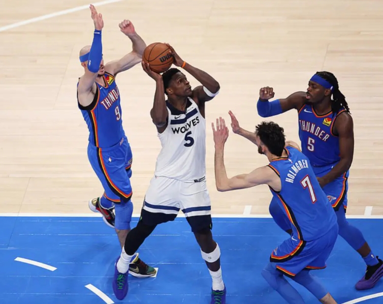 亚历山大末节 15 分定乾坤，雷霆 2-2 平步行者彰显巨星风采