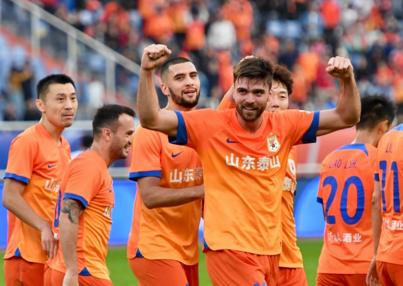 山东泰山中超逐梦：齐鲁铁骑的绿茵登峰之路