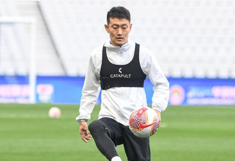 青岛西海岸中超逐浪：胶澳新军的绿茵破浪之旅