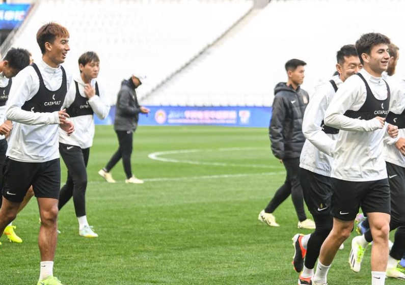 青岛西海岸中超闯荡：黄海之滨的绿茵新锐突围