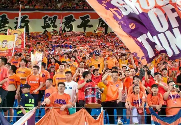 青岛海牛中超征途：黄海之滨的绿茵逆袭战歌