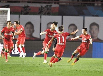 2025中超烽火再燃：河南主场迎战上海海港，谁能笑傲绿茵？