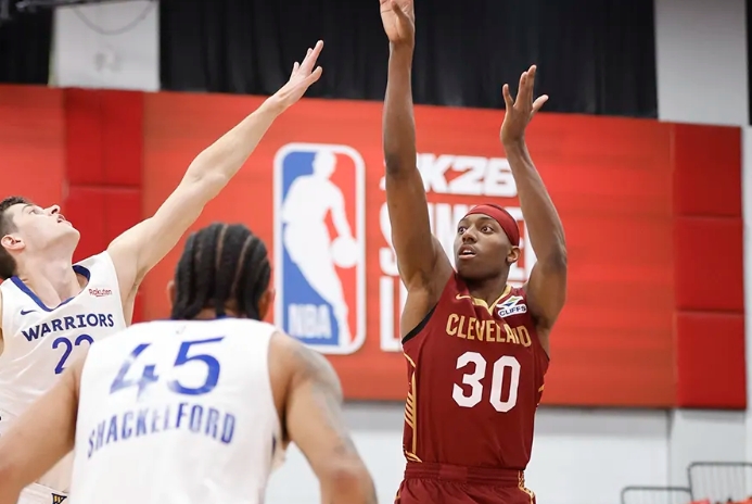 勇士力克骑士止连败 马农攻防两端成核心